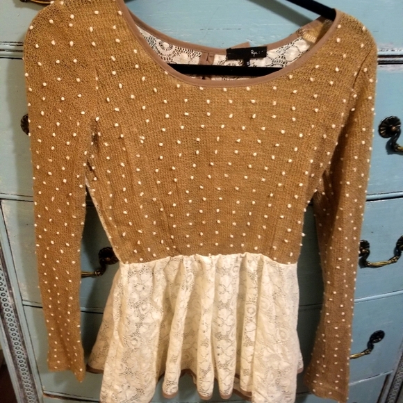Ryu Chic Top With Bows ๐ - Picture 2 of 5